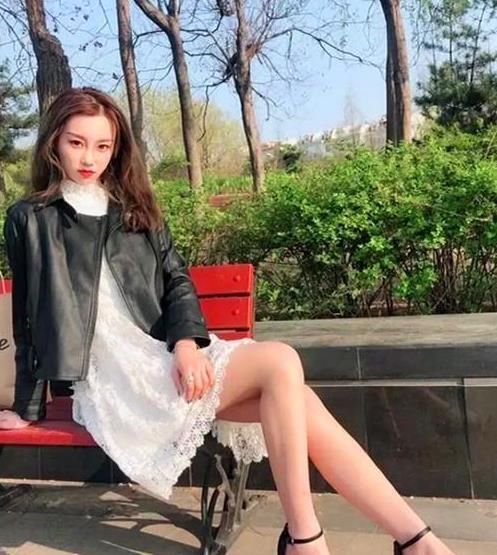  『气质』美女时尚街拍：空谷幽兰的美女，一条白色的连衣裙外搭皮外套，气息迷人范