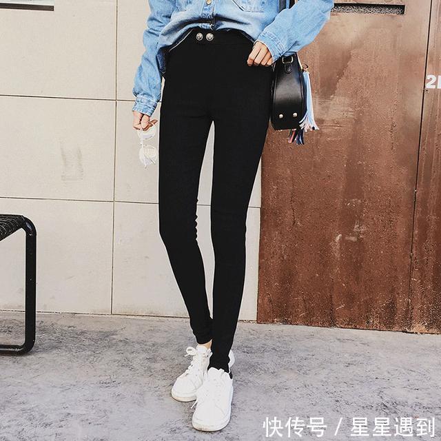 三四十女人要学会打扮，学学下面女人打底裤配大衣，时尚洋气爆了