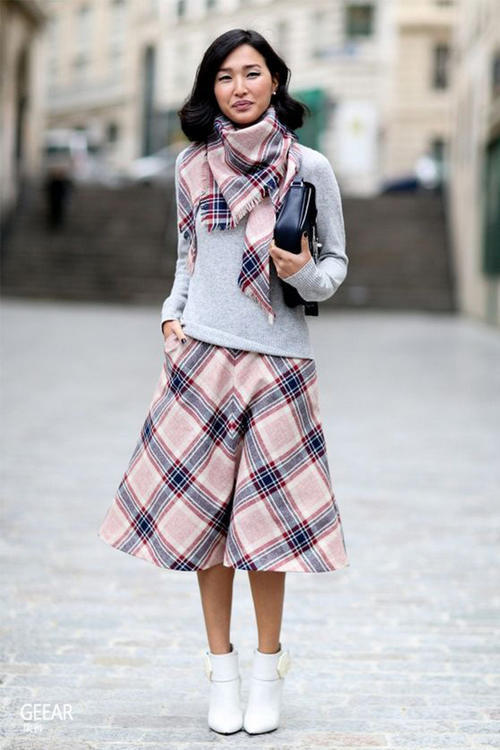 让时尚达人教你把格子裙怎样穿出经典时髦感!