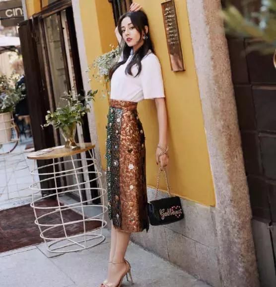 迪丽热巴下半身全是纽扣！瑰丽裙装竟然漂亮得让人过目难忘！