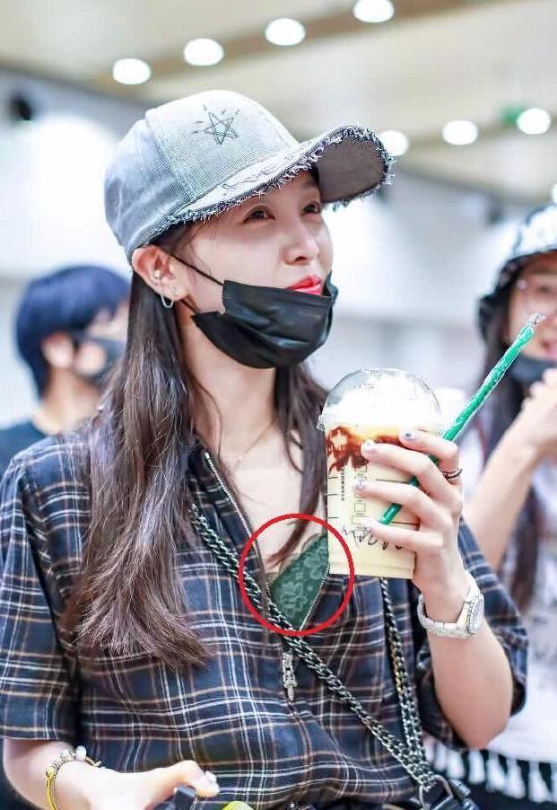 吴宣仪牛仔短裤太紧穿出倒三角，衣衫松垮露出蕾丝内搭，网友：内