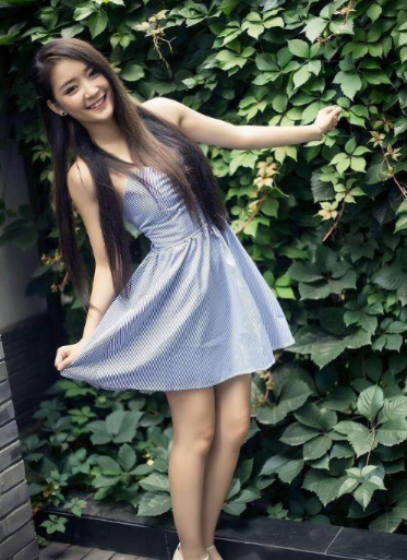 街拍：姑娘典型的网红长相，瓜子脸太好看了，看起来很养眼！