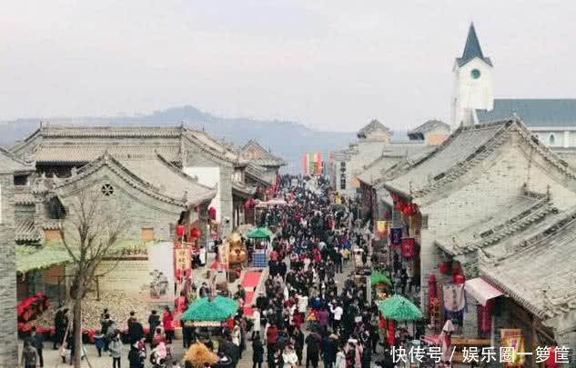 一碗面30一瓶水10块，成功把自己作死的景区，现在像鬼城！