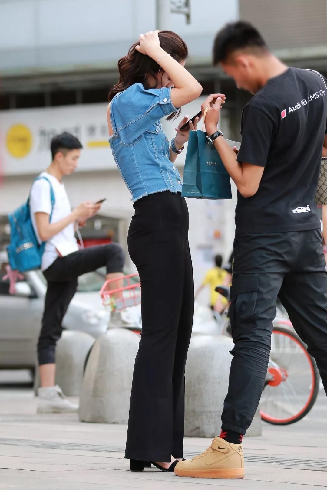街拍路人，长得好看，普通的穿搭，就可以美成女神