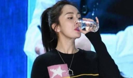 拿矿泉瓶喝水范冰冰另类baby像假喝，对赵丽颖我们欠她一个道歉