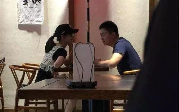 五万块的背心在身的章泽天突然高调了起来，与刘强东的身价配对了