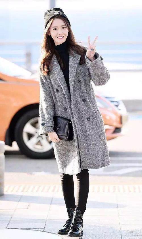 林允儿穿牛仔裤秀美腿,网友:完全暴露了腿型缺点