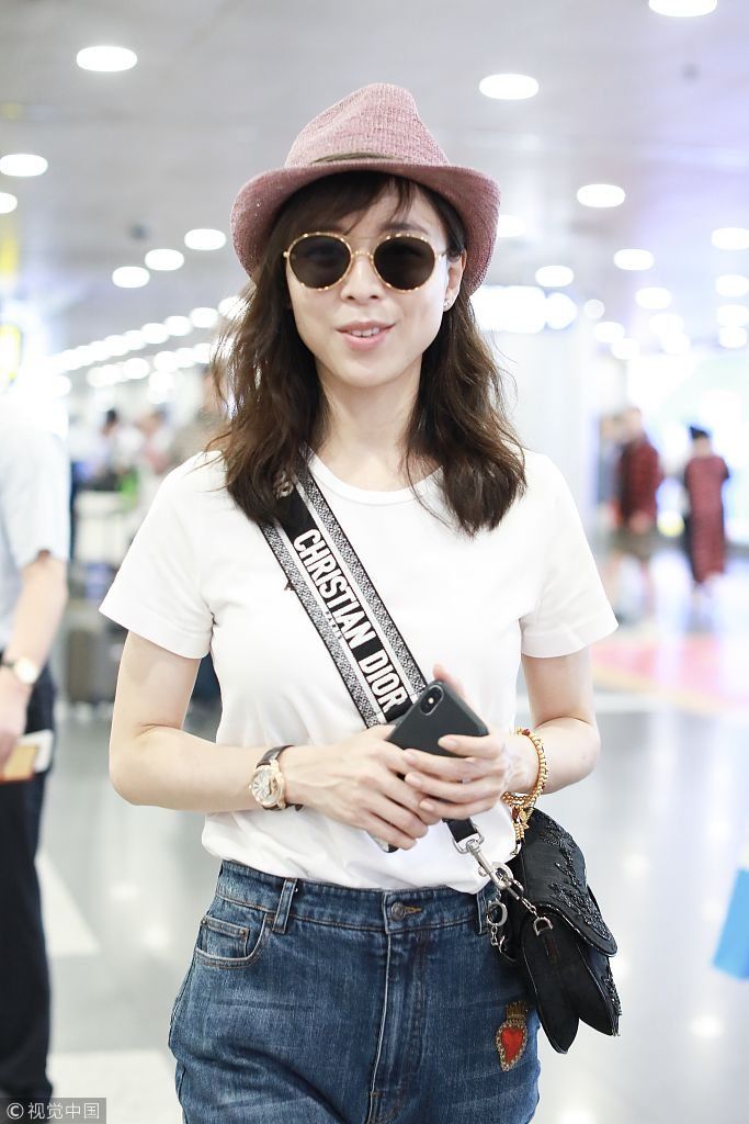 张静初烫卷发戴小粉帽少女心爆棚  阔腿裤+白T时尚吸睛潮出天际