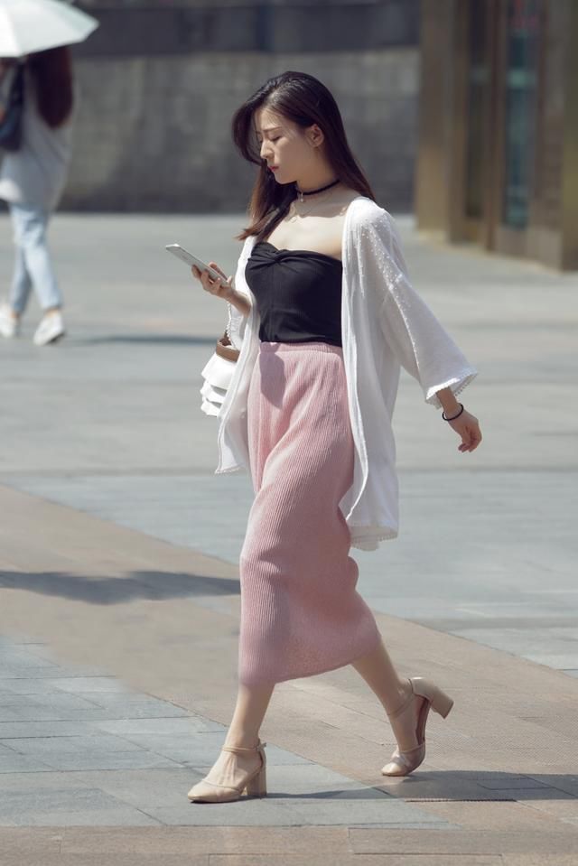 街拍美图 美女性感牛仔短裤秀出新时尚 让你瞬间变身长腿女神