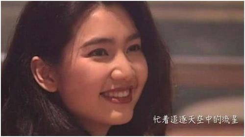 「泛红」49岁著名女星晒素颜照,露头皮疑似脱发,胳膊上泛红伤痕引担忧