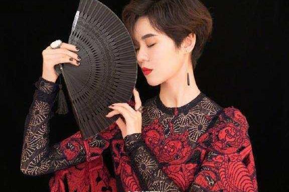 郁可唯真拼命！穿的是裙子也未免太紧了吧 网友：里面的都遮不住