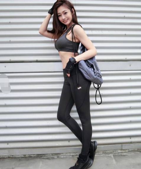 漂亮的年轻女孩，穿上紧身打底裤，更加吸睛靓丽！