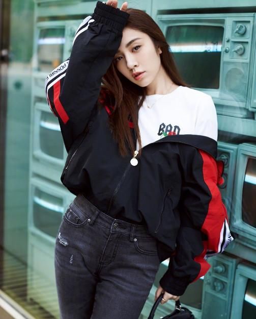 她曾倒追大18岁张嘉译，曾被胡歌浪漫求婚，穿搭时尚唯美！