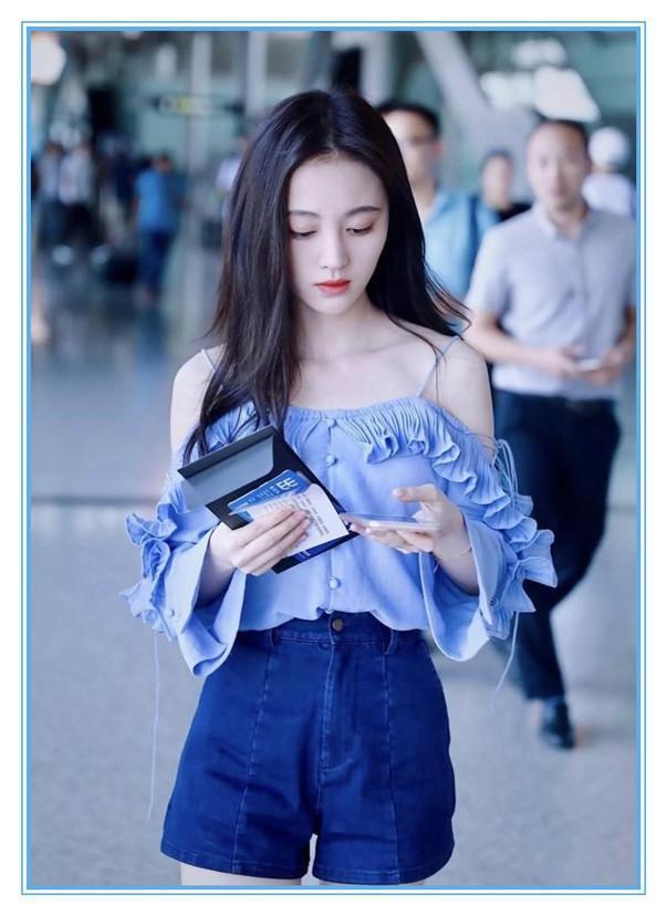 本以为穿吊带装的周冬雨够清纯了，可看到鞠婧祎，我瞬间沉默了！