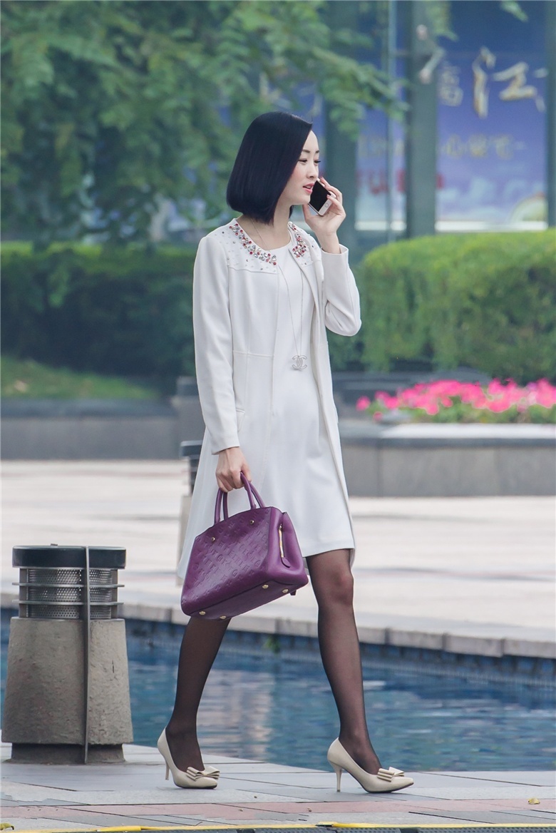 气质高雅的黑丝魅力妇人，婉如一朵白玉兰