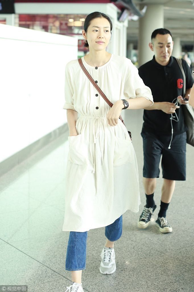 刘雯清爽短发配白色长裙女大学生既视感  对镜嘟嘴卖萌俏皮又可爱