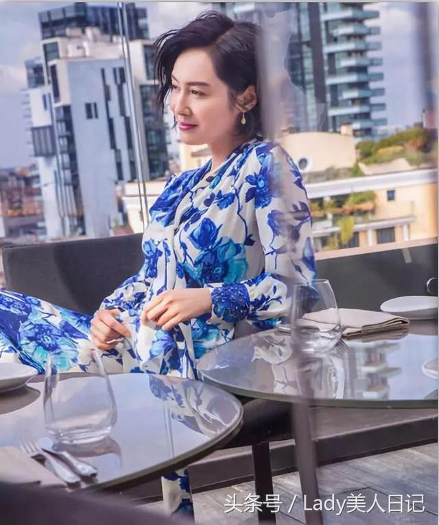 朱茵近态丰腴，一袭半身裙重回当年风韵，网友:周星驰会后悔吗?