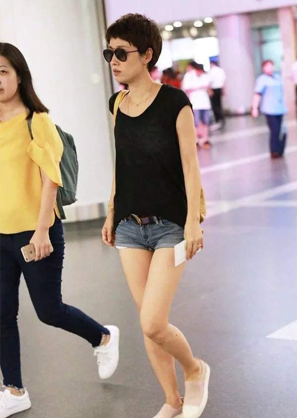 马伊琍真的很敢穿！Slap-up短裤只能覆盖关键部位，网友：长腿