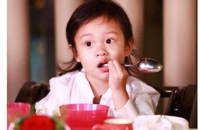 李小璐带甜馨探班贾乃亮，一家三口再度同框！离婚谣言再次中枪！