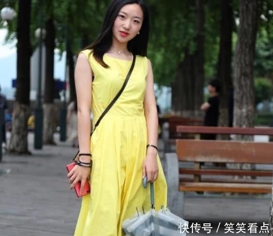  『搭配』街拍：黑色牛仔裤搭配挂脖式背心，轻松尽展曼妙的身姿！