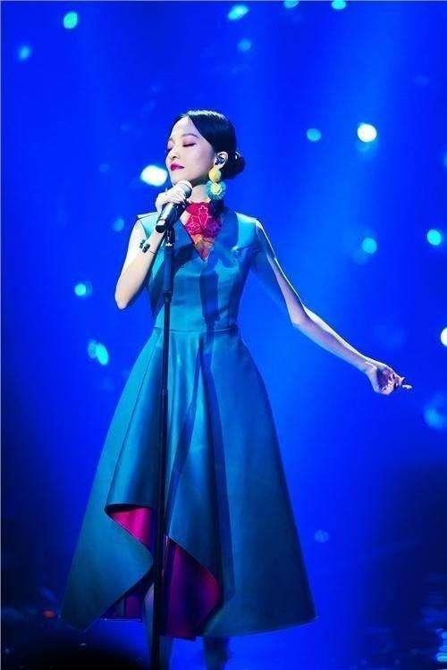 张韶涵终于开窍了!穿蓝色长裙美成这样,网友:一般人穿不出效果