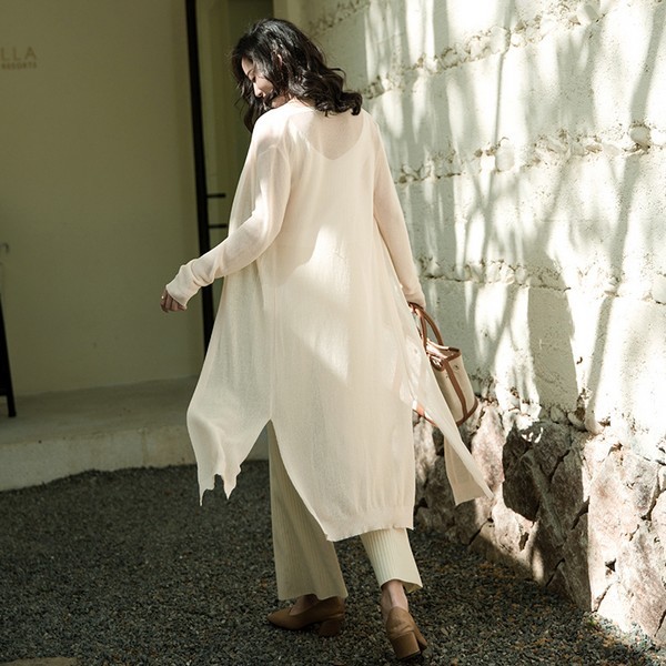 路人街拍,小姐姐身材丰盈动人,很是靓丽性感