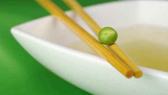  #中华美食#老外用筷子夹不起来的4种美食，中国网友：第四种我们也有点难