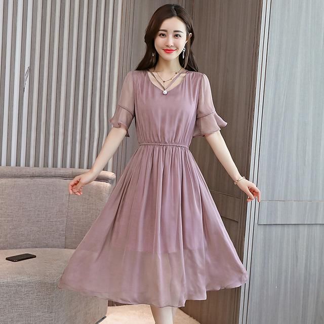 套装落伍了，才知道连衣裙更有特色，难怪大姐也要买