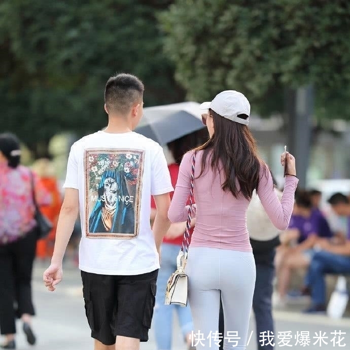  「小姐姐」街拍美女：气质小姐姐，笑靥如花，这样的裤子真时尚？
