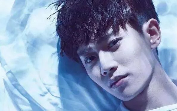 「童年」任嘉伦“童年照”被翻出，看到他小时候的眼神：难怪运气会这么好