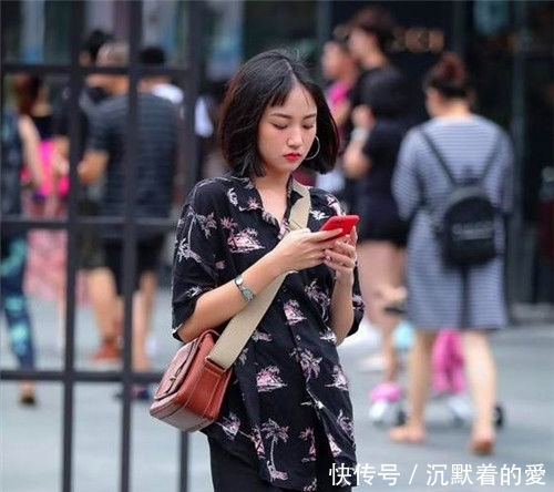  「清秀」街拍：身材出众傲人的小美女，容颜清秀甜美，好美