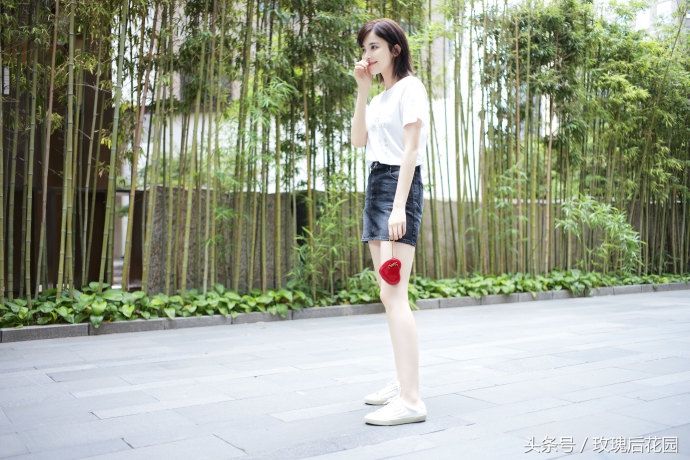 古力娜扎穿白色T恤黑色牛仔裙秀出修长美腿,美丽动人