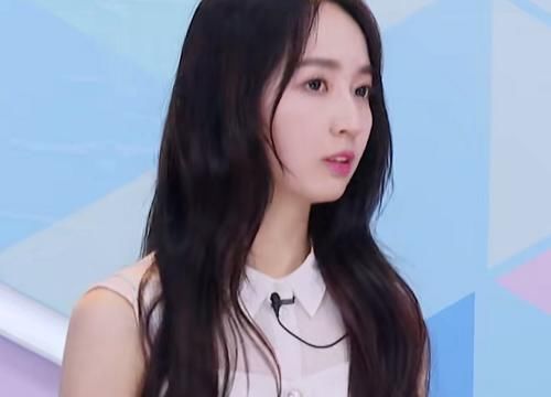  「毕竟」继秦牛正威后，蔡卓宜也开始在舞台诗朗诵，却因颜值成组内第一
