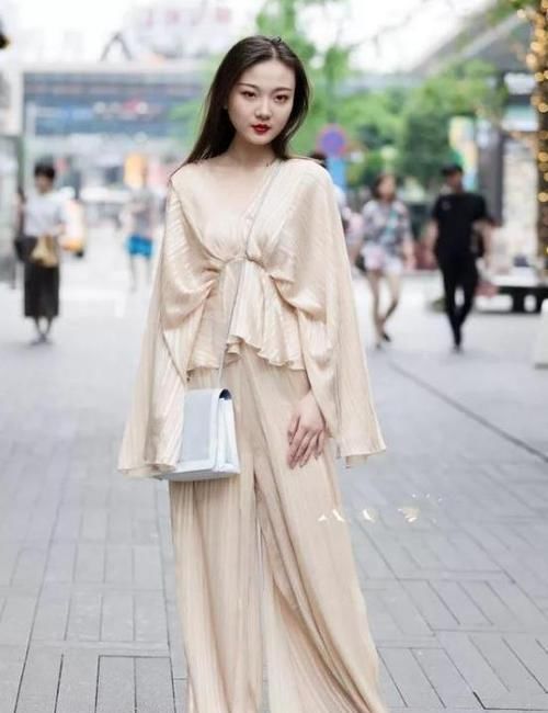  『气质』美女时尚街拍：丹唇外朗的美女，一件条纹上衣配黑色短裤，时尚休闲气质