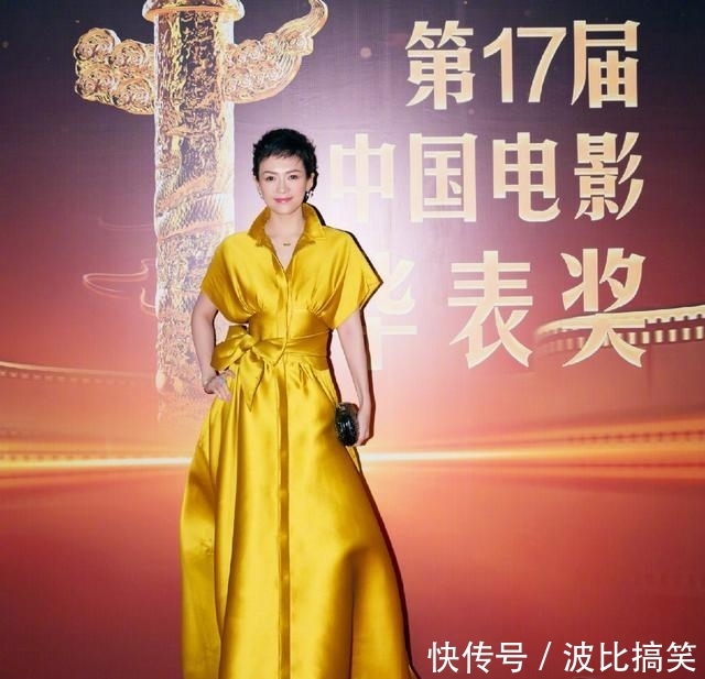 『出席活动时』被章子怡的短发惊艳到!穿金黄束腰长裙像超模,“国际范”太强了
