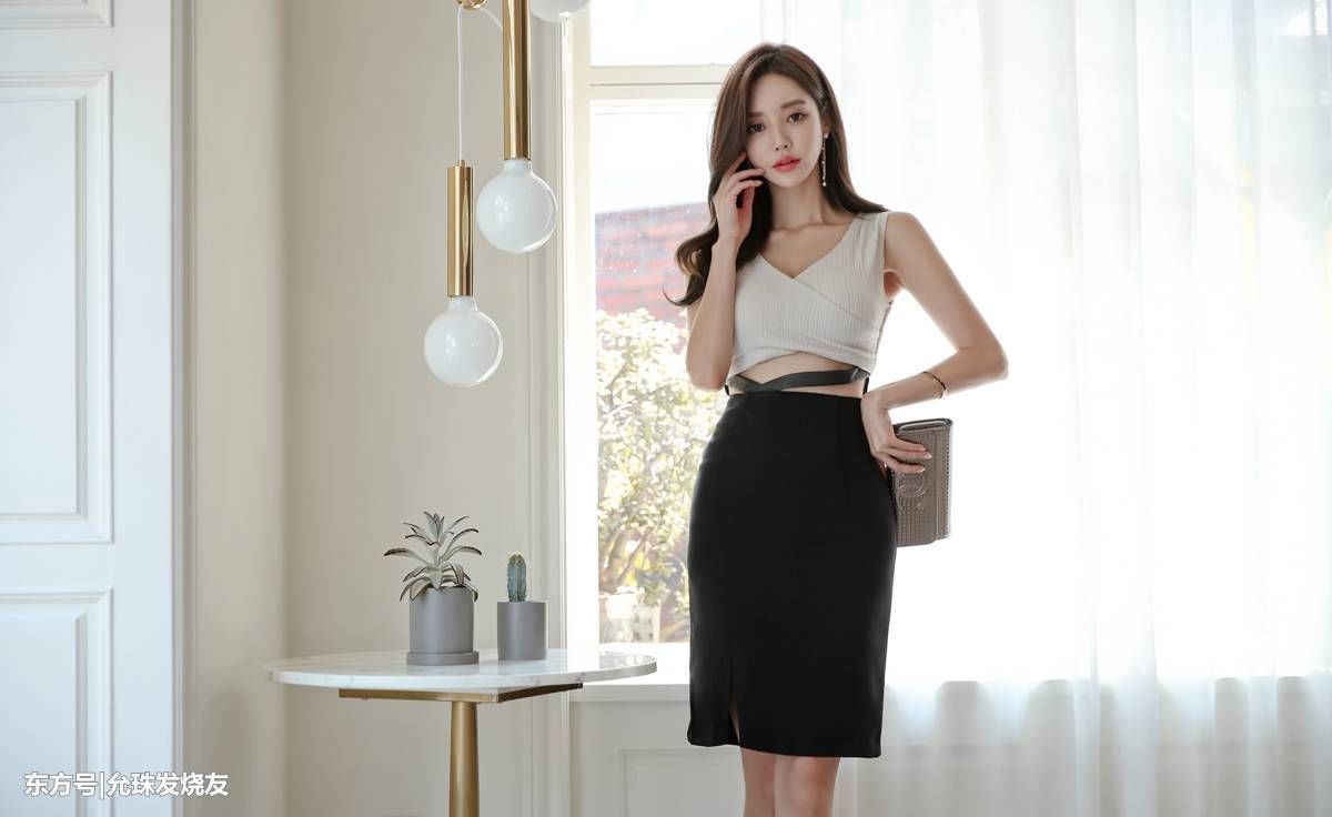 孙允珠娇艳银丝黑色挂饰轻熟连体裙