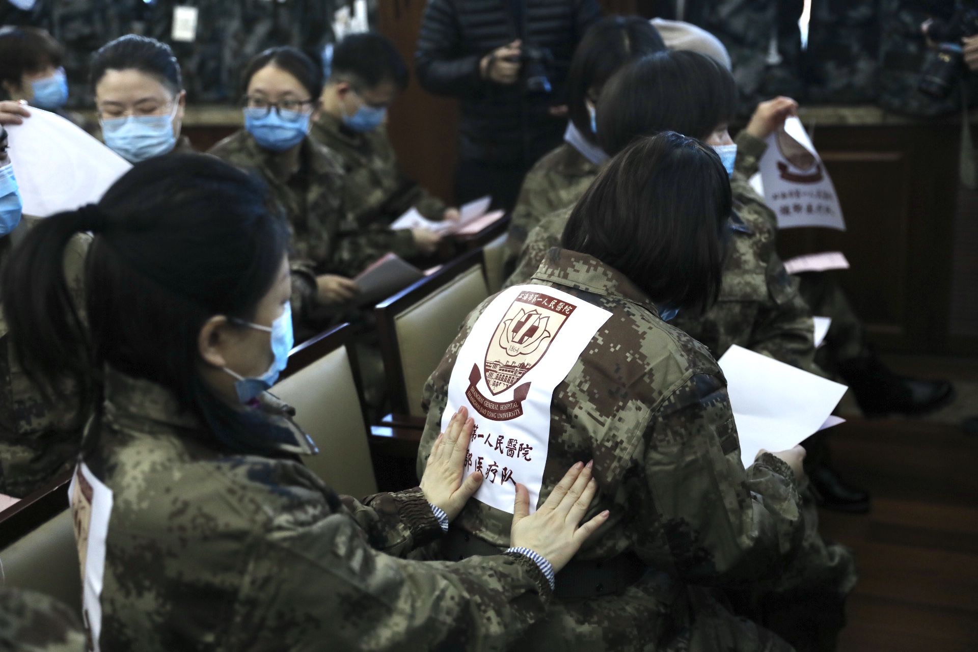  「振奋人心」上海又一批医疗队出发支援湖北 这些画面让人泪目又