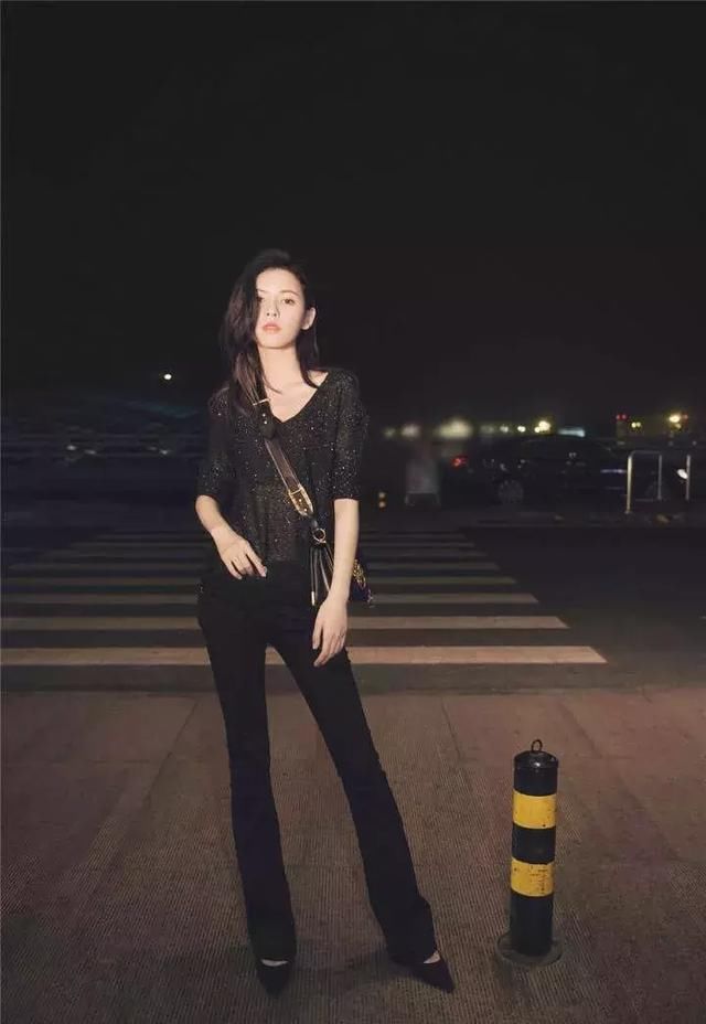 王思聪要后悔！张予曦穿黑色薄纱上衣性感撩人，女人味十足！