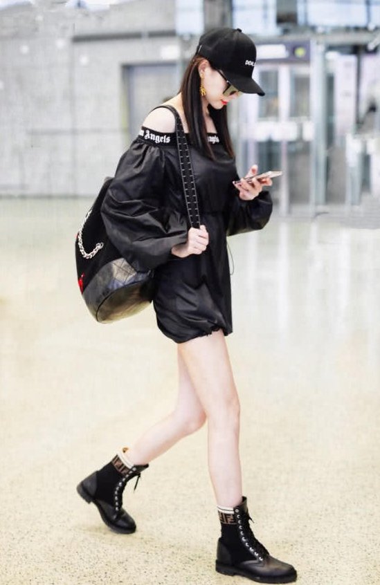 沈梦辰太会玩了，竟把鞋子“抠”掉一块，莫不是太热了要透气?