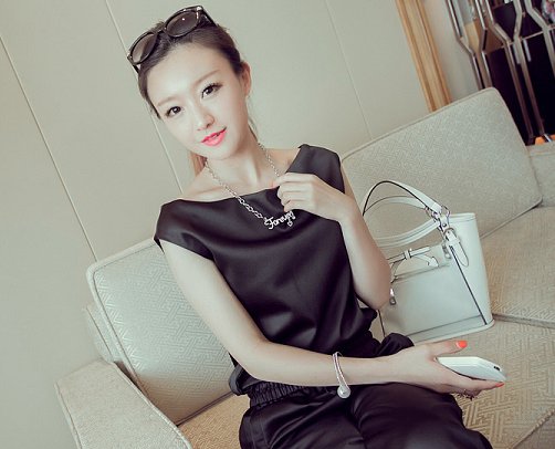 大热的天，T恤让身材丰满的女人更火辣，青春无敌尽显好身材