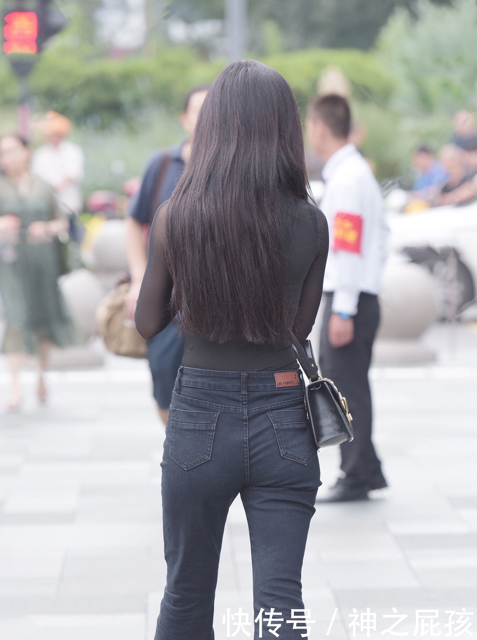  「美女」街拍:美女一身黑色性感穿搭,妆感精致曲线美,轻熟气息挡不住!