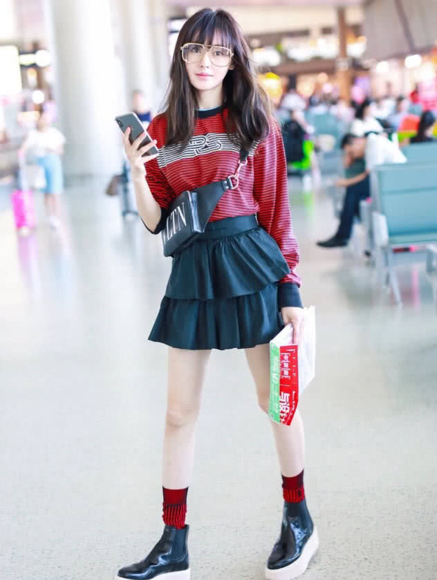 张天爱现身机场，发型转变，网友:想知道谁给她做得头发!