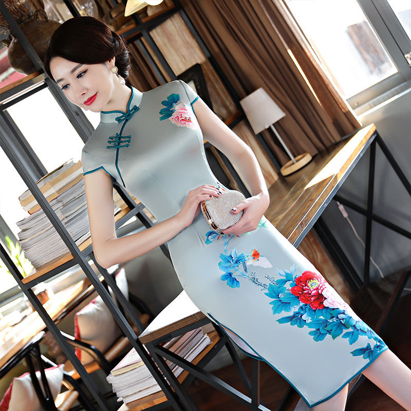 不论多大年纪的女人穿上旗袍都让人挪不开眼，美丽大方特别有气质