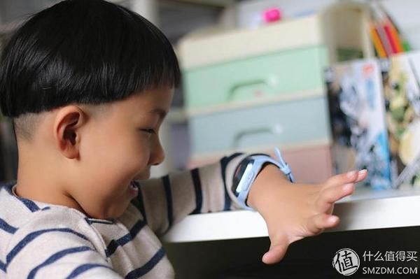 阿巴町 V600A儿童智能手表:IPX7防水+支付宝零钱管理