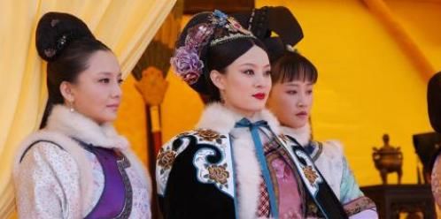 旗袍的开叉很性感，最初满族把衣服两边剪开，是为了方便做这些事