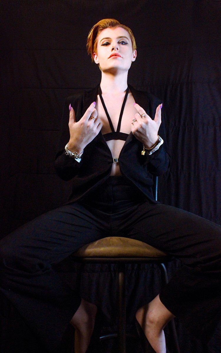 情侣Coser性感演绎:西装莫伊拉和内衣天使