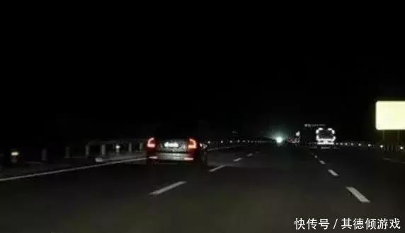  「关掉」高速路上，如何让后面的车关掉远光灯，看老司机怎么做