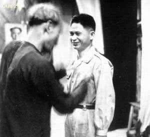 「兵团」此人个子太矮参军被拒,出征前妻子要求离婚,此人后成兵团副司令!