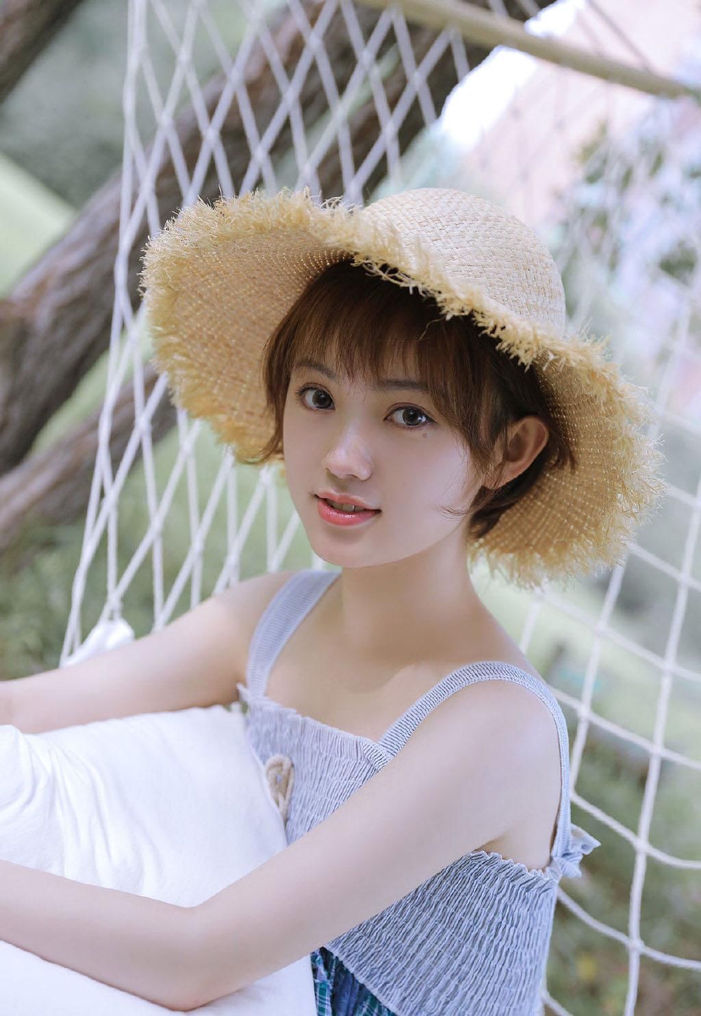 气质大眼美女吊带连衣裙性感户外旅拍图片