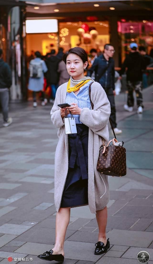  「清纯」街拍：美女清纯甜美的搭配，看似平凡简单的穿搭，却十分招人喜欢